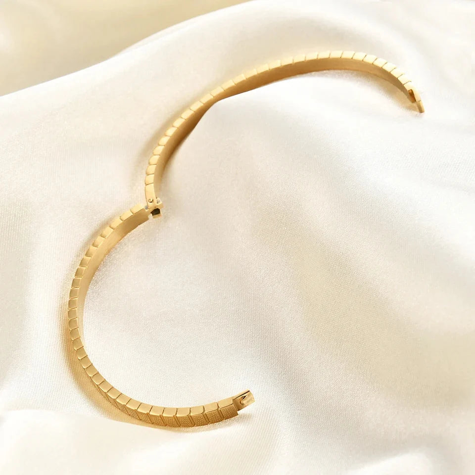 Engraved Stripe Bangle - 4mm